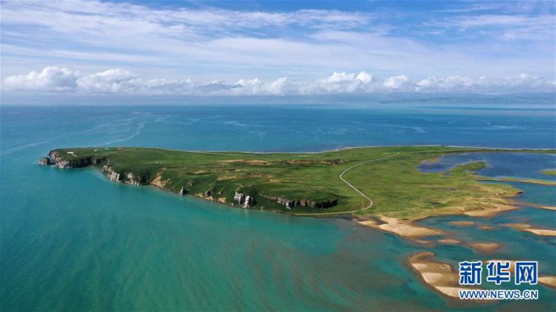 7月10日拍摄的青海湖风光（无人机照片）。 盛夏时节，被誉为“中国最美湖泊”的青海湖畔景色宜人，蓝天、白云、湖水与草原组成一幅壮美的画卷。 新华社记者 张宏祥 摄