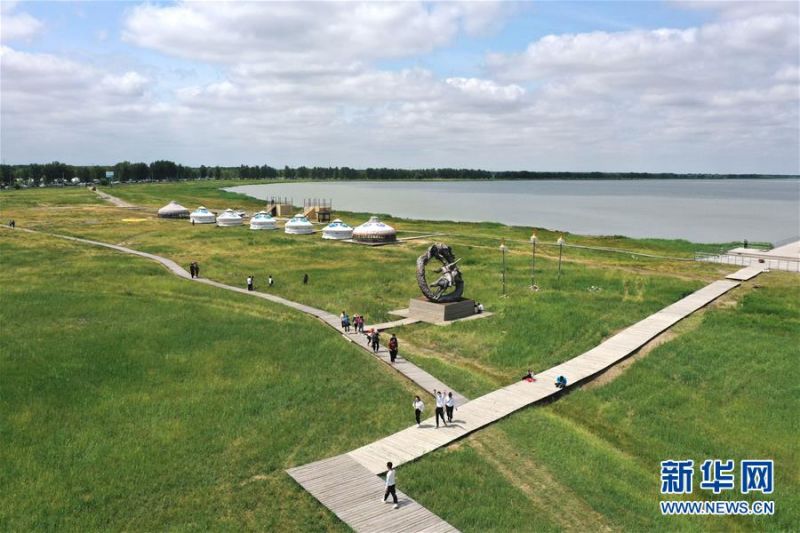 　　6月25日，游客在内蒙古通辽市科尔沁左翼后旗阿古拉草原旅游区游玩（无人机照片）。 端午小长假，人们外出游玩，乐享假期。 新华社记者 徐钦 摄