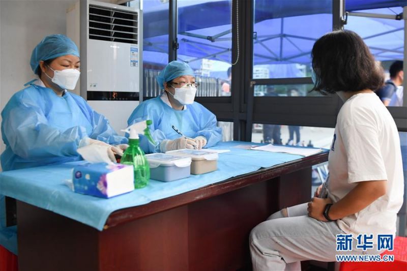 　　7月3日，医务人员在体温复核区模拟询问考生（右）身体情况。 新华社记者 薛宇舸 摄