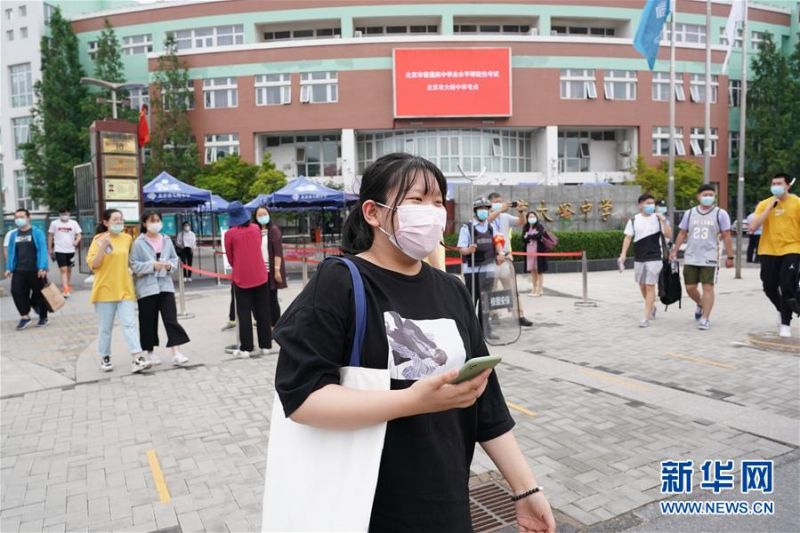 7月10日，张晶在考完最后一门选考科目后走出考场。新华社记者 鞠焕宗 摄