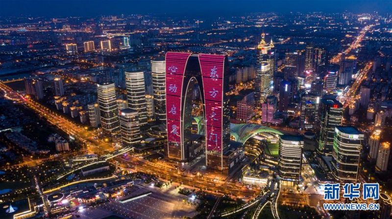 这是7月31日拍摄的苏州工业园区金鸡湖畔夜景（无人机照片）。　　夏夜的苏州金鸡湖畔景色迷人，城市景观照明灯火璀璨，夜色中的苏州美不胜收。　　新华社记者 李博 摄