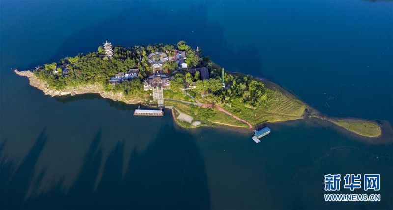 　　6月24日拍摄的瀛湖金螺岛（无人机照片）。新华社记者 陶明 摄