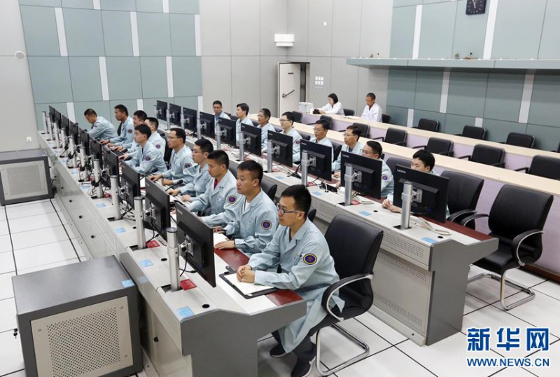 在远望6号船控制中心，工作人员为北斗三号全球卫星导航系统最后一颗组网卫星发射成功做保障（6月12日摄）。 新华社发（赵欣玉 摄）