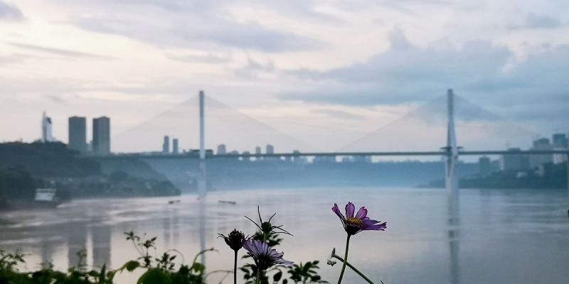 江邊褪去霧蒙蒙的水汽，江清景明。（攝影：李馨倩）