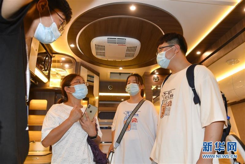 7月10日，观众在长春汽博会房车展区参观一辆房车的内部。新华社记者 许畅 摄