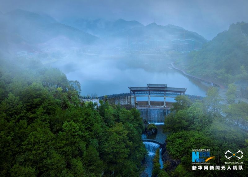 《春水》，摄于南平松溪县。新华网发（陈伟 摄）　　新华网福州8月3日电（刘丰）8月2日，在南平市举办的“两山”理论实践与创新高峰论坛上，《水美城市建设规划编制导则》发布。导则由水利部以南平为样板编制，为全国推广“水美城市”建设制定标准。　　近年来，南平市在全国首创水美城市建设，让南平独特丰富的水资源价值得以充分挖掘释放，打造因水而美、因美而富、因富而文明的水美城市，同时沿水系向“水美乡村”延伸，推进“全域水美”，发展“水美经济”。　　南平坚持水安为先、水清为本，建立河岸生态景观提升机制，打造水美生态。同时，通过项目带动，建设水美城市，首期在全市10个县（市、区）和2个省级开发区谋划实施了12个总投资300.45亿元的“水美城市”项目，并推动向水美乡村、全域水美延伸，打造产业融合载体。截至目前，已累计完成项目投资187.16亿元。　　此外，南平还着力打造一批亲水旅游、临水康养、涉水制造、滨水体育等新业态，将“单纯自然产品”的水资源向富有经济价值属性的水美经济模式转变。今年以来，南平市从七大绿色产业中挖掘、培育150多个水美经济项目，总投资达400多亿元，做活“水文章”。