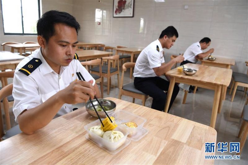 7月1日，列车司乘人员在合肥南行车公寓食堂用餐。 新华社记者刘军喜摄