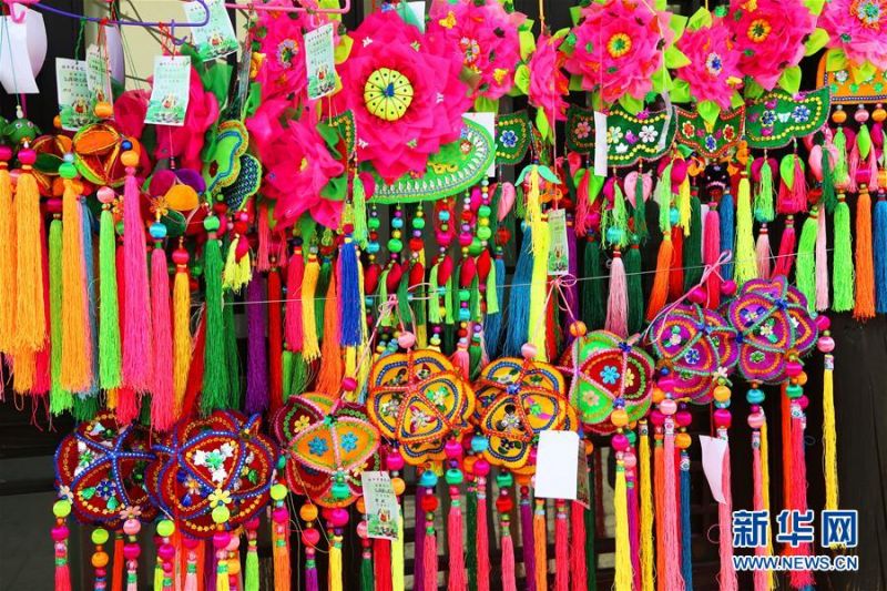 　　青海省互助土族自治县举办的端午节香包“选美”大赛上展出的各类香包（6月24日摄）。 新华社记者 解统强 摄