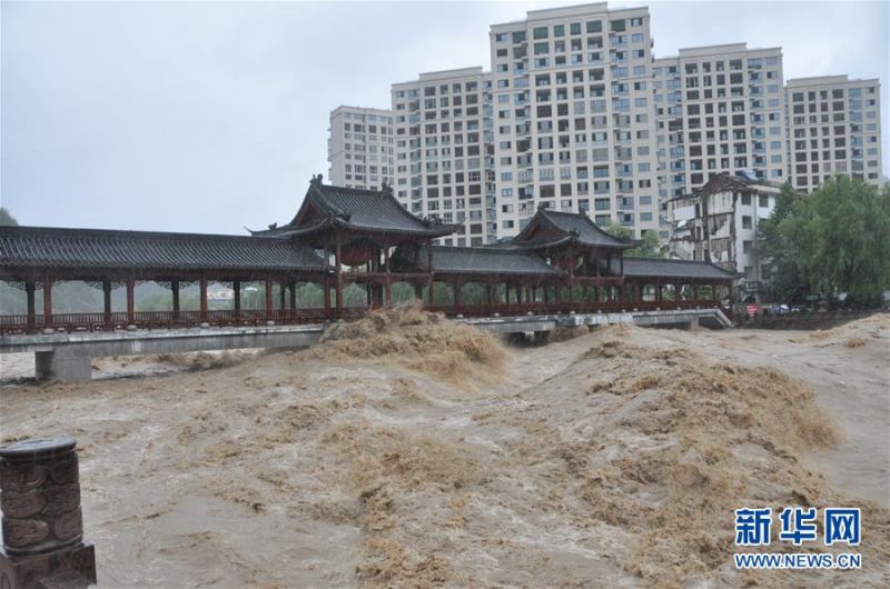 8月4日，受台风影响，金华市磐安县文溪水位猛涨。 今年第4号台风“黑格比”于4日凌晨3时30分前后在浙江省乐清市沿海登陆，登陆时强度为台风级。 新华社发（孔德宾 摄）