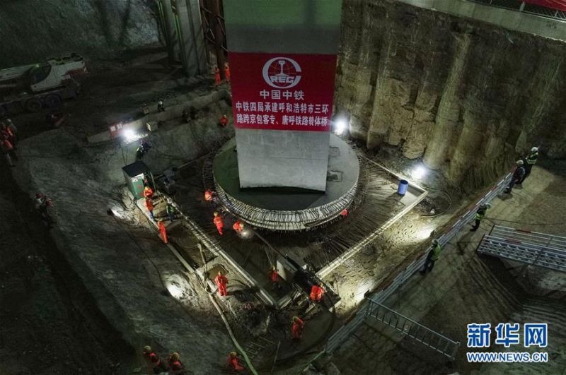 8月4日拍摄的万吨双幅转体梁同步转体施工现场（无人机照片）。 当日凌晨，由中铁四局承建的呼和浩特市三环路跨京包客专、唐呼铁路立交桥采用桥梁转体施工技术，成功实现双幅转体梁空中转体。该双幅转体梁单体跨度140米、重量1万吨。 新华社发（王正 摄）