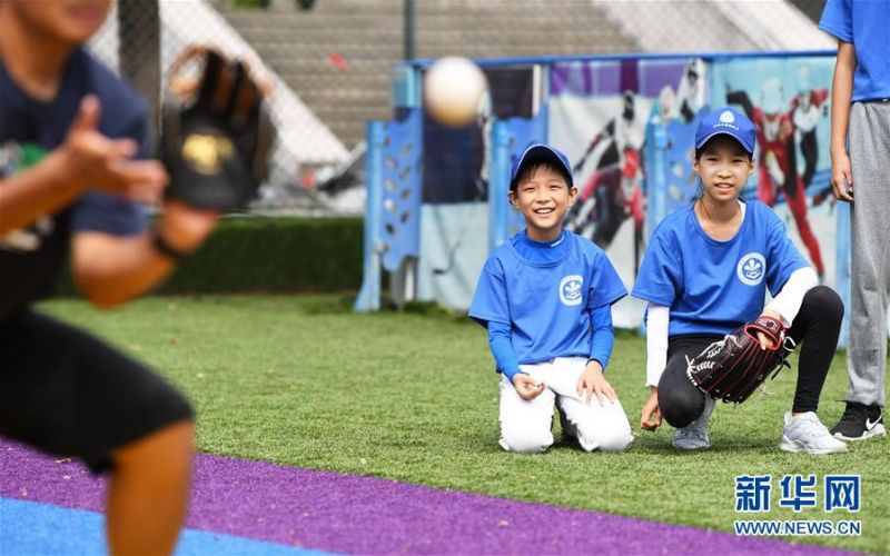 8月3日，学员汪楚钧（左）和张崇乐在第三期青少年棒球夏令营中。 当日，由山东省体育中心和济南市棒垒球协会共同组织的第三期青少年棒球夏令营在山东省体育中心训练场地开营。该夏令营自7月6日开营以来已举办三期，48名青少年在此期间充分体验了棒球运动的魅力。 新华社记者王凯摄