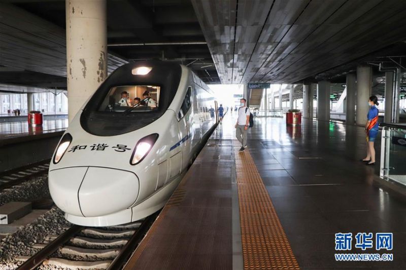 7月1日，由呼和浩特东开往太原南的D2798次“和谐号”动车组列车停靠在呼和浩特东火车站。 新华社记者 朱文哲 摄