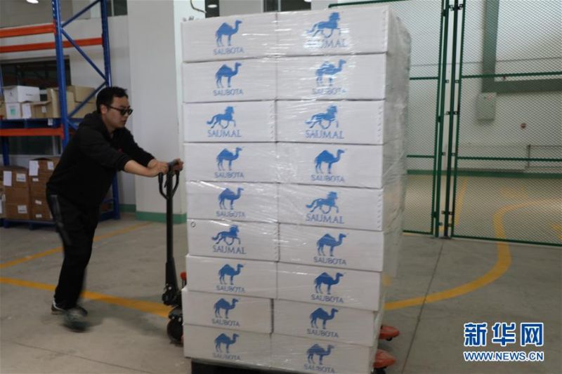 　　6月12日，甘肃省兰州新区综合保税区的工作人员将骆驼奶粉推入仓库。新华社发（兰州新区商投集团供图）