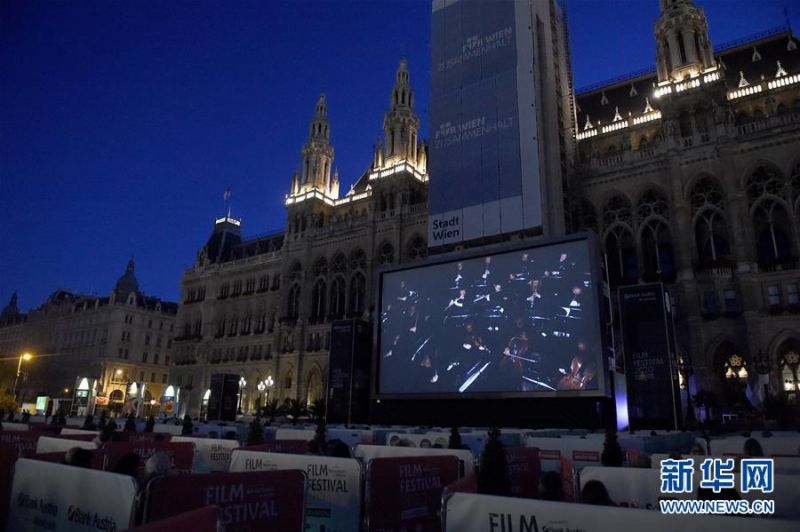 7月4日，观众们在奥地利首都维也纳市政厅广场内场一个个独立小区域内观看维也纳电影节开幕电影——贝多芬的歌剧《菲岱利奥》。新华社记者 郭晨 摄