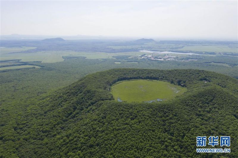 　这是7月4日拍摄的南格拉球山天池（无人机照片）。 南格拉球山位于黑龙江五大连池世界地质公园内，火山口内径约500米。由于年代久远，火山口积水成湖，形成“天池”，仿佛火山之巅的一块碧玉。 新华社记者 谢剑飞 摄