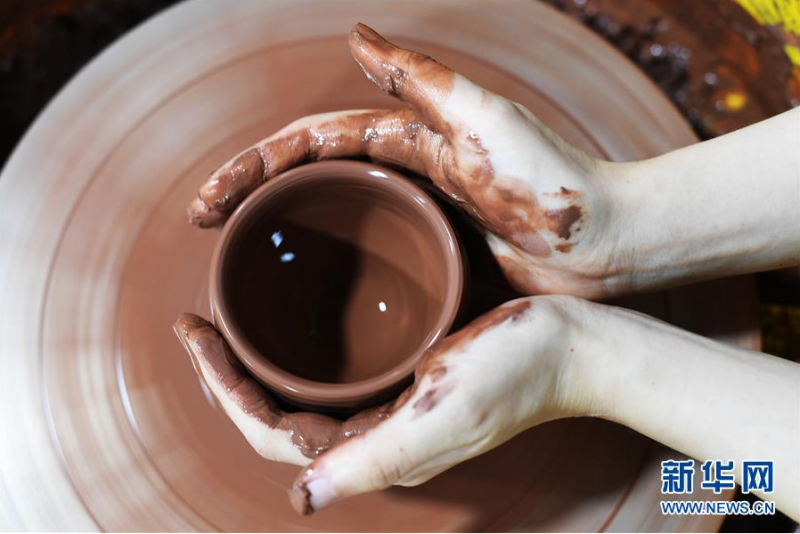 6月27日，游客在安陶小镇体验“荣昌陶”制作。新华社记者 王全超 摄