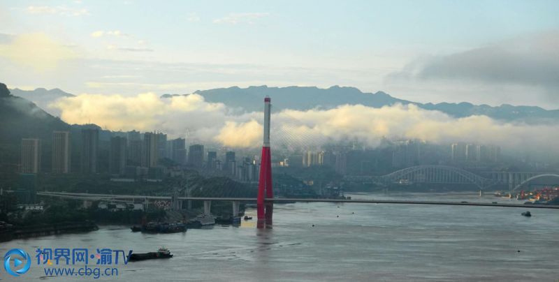 7月19日，連續(xù)幾天的暴雨終于停歇，雨過天晴，久違的太陽終于從東方露出笑臉，在朝陽照耀下，彩云飛度，云蒸霞蔚，與城市交融在一起，美若圖畫。告別陰霾，人們紛紛走出家門，接受陽光的撫摸，感受自然的芬芳。