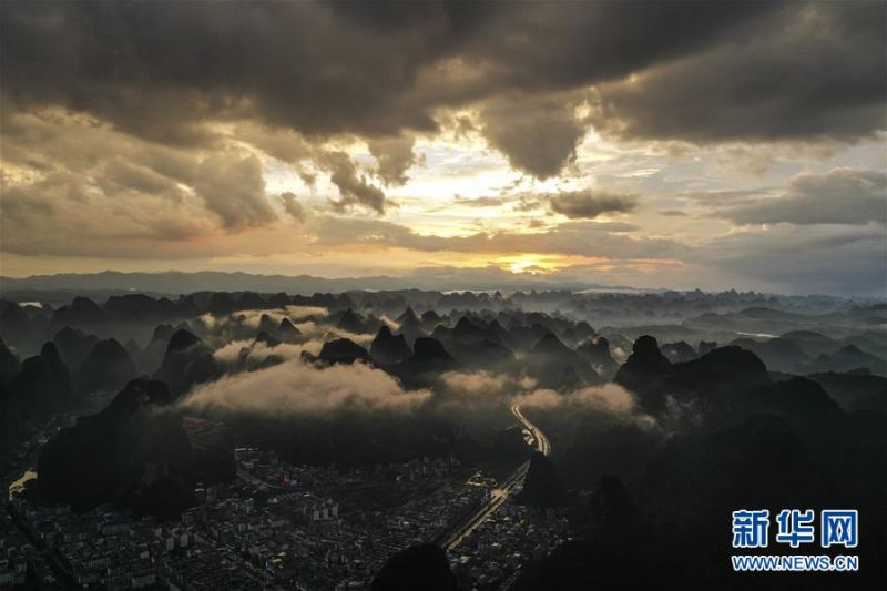 7月4日拍摄的广西阳朔县景色（无人机照片）。 时值夏日，广西桂林市阳朔县景色宜人，青山绿草、蓝天白云构成一幅幅美丽的山水画卷。 新华社记者 曹祎铭 摄
