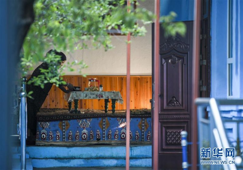 7月5日，在六星街的一家民居内，居民在准备早餐。 新华社记者 王菲 摄