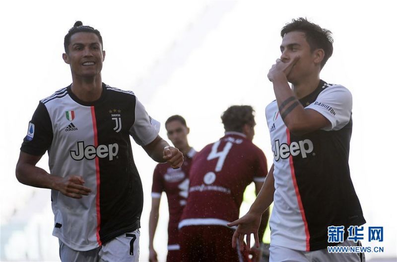 　　7月4日，尤文图斯队球员迪巴拉（右）在进球后庆祝。 当日，在2019-2020赛季意大利足球甲级联赛第30轮比赛中，尤文图斯队主场以4比1战胜都灵队。 新华社发（费德里科·塔尔迪托摄）