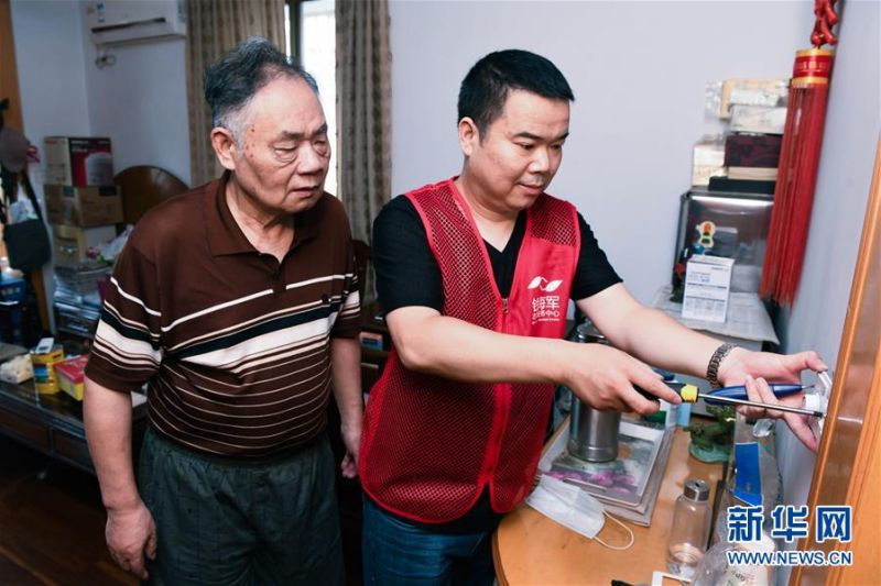 6月24日，志愿者为老人送粽子的同时帮助老人维修电气设备，开展上门服务。 当日，浙江省慈溪市钱海军志愿服务中心的志愿者们来到慈溪市白果树社区，同社区的老人和居民们开展了“‘棕’情端午，与爱同行”迎端午主题活动。志愿者们与老人们一起包粽子、做香囊，迎接端午节。 新华社记者 徐昱 摄