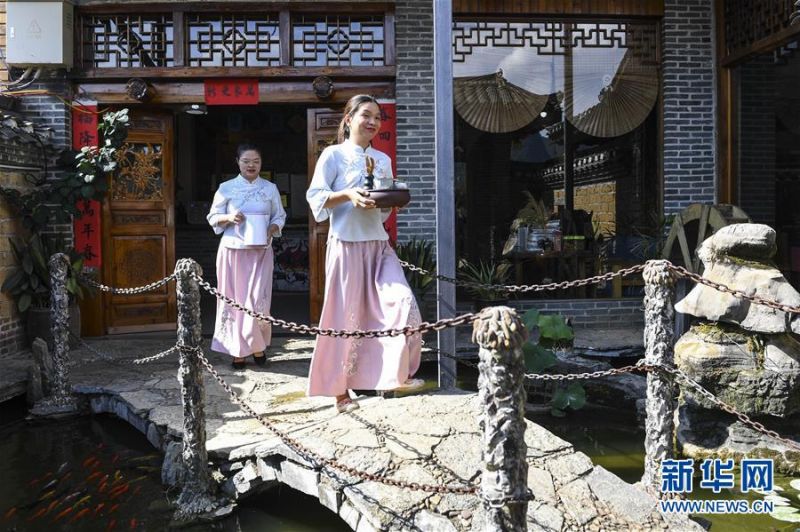 7月4日，服务员在广西阳朔一家民宿内忙碌。她们是阳朔县阳朔镇的村民。新华社记者 曹祎铭 摄