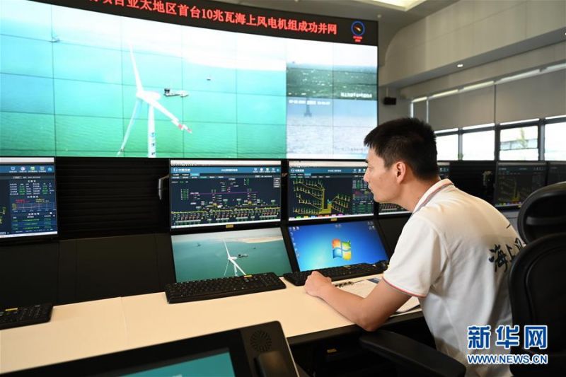 7月12日，三峡福建海上风电集控中心工作人员在调试首台10兆瓦海上风电机组。 记者7月13日从三峡集团了解到，国内首台10兆瓦海上风电机组日前在三峡集团福建福清兴化湾二期海上风电场成功并网发电，这是目前我国自主研发的单机容量亚太地区最大、全球第二大的海上风电机组，刷新了我国海上风电单机容量新纪录。 新华社记者 林善传 摄