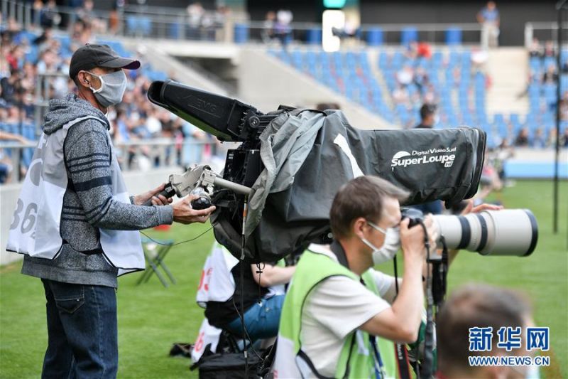 7月12日，记者在场边佩戴口罩工作。 当日，法国勒阿弗尔举行了自三月份以来首场有现场观众的足球比赛，由法甲巴黎圣日耳曼队客场挑战法乙勒阿弗尔队。最终，巴黎圣日耳曼队在这场友谊赛中以9比0获胜。 法国政府6月20日宣布，随着新冠肺炎疫情逐渐好转，对国内大型集会的限制也将逐步放松，集体类体育赛事从7月11日起可以重新回归，各体育场馆最多可以允许5000名观众入场观看比赛。 新华社发（杰克·陈摄）