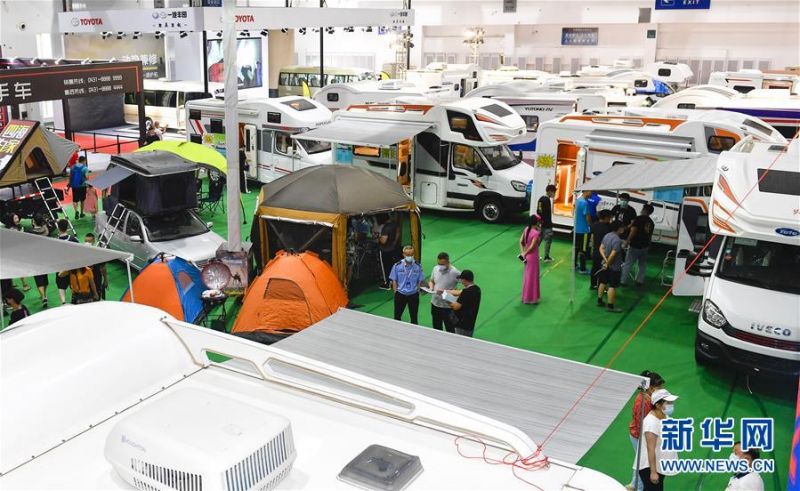 7月10日，观众在长春汽博会房车展区参观咨询。新华社记者 许畅 摄