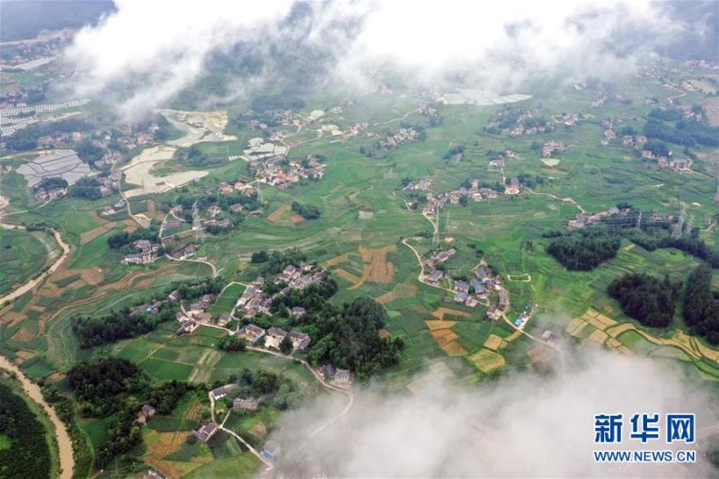 7月1日拍摄的贵州省绥阳县风华镇乡村风光（无人机照片）。 新华社记者 杨楹 摄