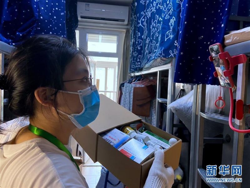 7月1日，在北理工学生宿舍，一名辅导员与毕业生通过视频方式，核对其个人物品，再放入行李箱中。 6月29日起，北京理工大学教职员工开始为2020届6000多名需要打包的毕业生集中进行行李打包、邮寄和留置物品存放工作。经过提前与毕业生“一对一”沟通，老师们耐心细致地通过手机“直播”打包行李的全过程，与每一个同学认真核对其个人物品，细心收纳摆放、整理密封、搬运寄送，让不能返校的毕业生们安心、放心。 新华社记者 魏梦佳 摄