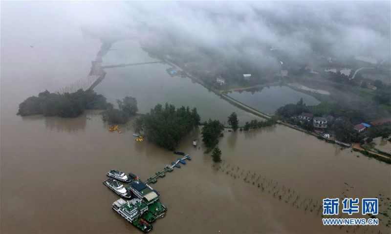这是7月10日拍摄的东至县香隅镇丰收圩段（无人机照片）。 安徽省东至县位于长江岸边，拥有85公里长江岸线。近日，长江水位持续上涨，东至县香隅镇丰收圩段出现江水漫溢。为保障群众安全和防汛抢险道路畅通，香隅镇组织对丰收圩段抢筑子埂150米，并安排工作人员开展检查巡护，时刻监测水情。 新华社记者 周牧 摄1