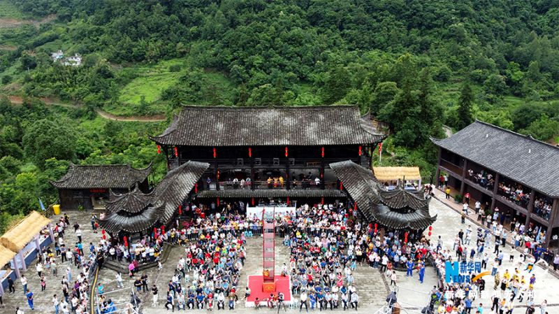 在重庆市武隆区浩口苗族仡佬族乡，田家寨静静隐匿于深山之中。作为重庆市唯一仡佬族村寨，田家寨在经过数年的打造之后，于六月开寨迎客。新华网 马天龙 摄