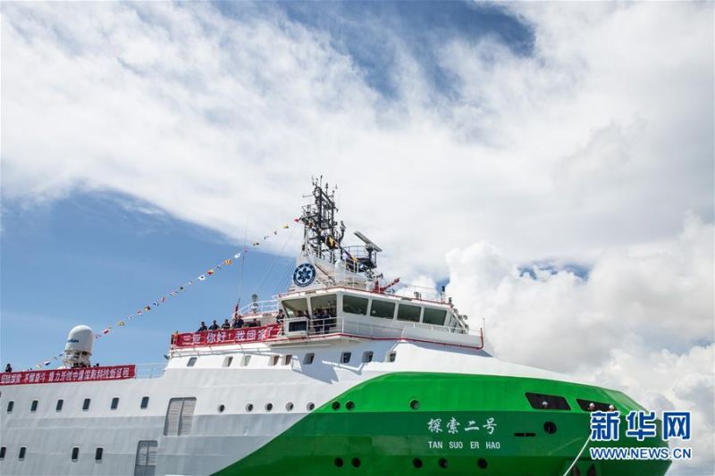 　6月28日拍摄的停靠在三亚崖州湾科技城南山港码头的“探索二号”船。　　当日，我国首艘全数配备国产化科考作业设备的载人潜水器支持保障母船——“探索二号”船抵达三亚崖州湾科技城南山港，海南深海产业发展再添利器。　　“探索二号”历时一年半在福建马尾船厂完成适应性增装建造。该船除支持深远海常规科考作业，还可搭载万米载人潜水器“奋斗者”号和4500米载人潜水器“深海勇士”号。　　新华社记者 张丽芸 摄