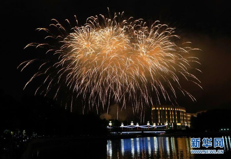 　7月3日，庆祝独立日的焰火绽放在白俄罗斯首都明斯克上空。 白俄罗斯3日在首都明斯克燃放焰火，庆祝国家独立日暨二战中从德国法西斯占领下解放76周年。 新华社发（任科夫摄）