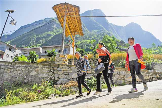 五月十八日，巫山縣竹賢鄉(xiāng)下莊村如今交通便捷，不少外來人前往走親訪友，感受下莊的美景。