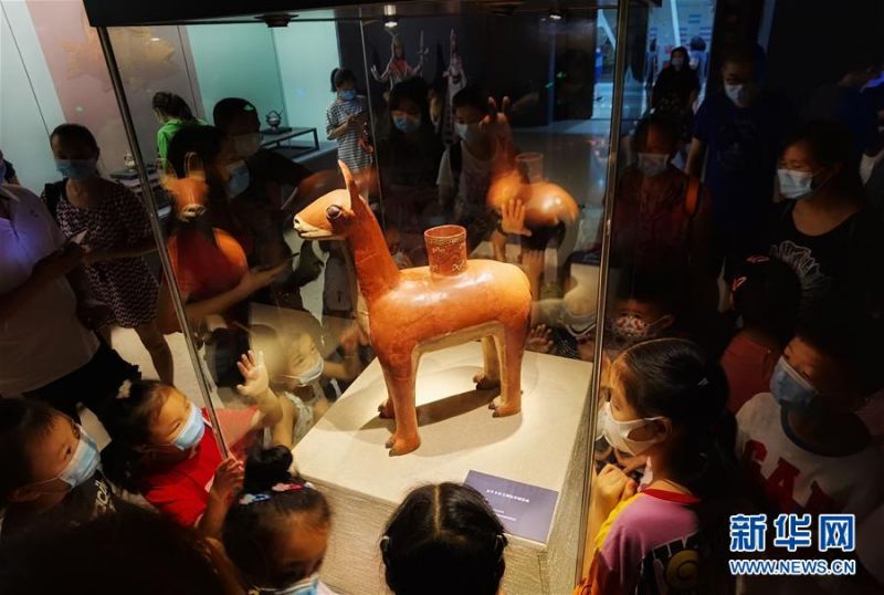 7月4日，游客在观看“失落的黄金国——安第斯文明特展”。 当日，正在重庆中国三峡博物馆展出的“失落的黄金国——安第斯文明特展”迎来观展小高峰。以南美洲的安第斯文明为主线，来自秘鲁11家著名博物馆的近200件套陶器、金器、纺织品等文物展品，吸引了众多游客前来探秘“失落的黄金国”，乐享快乐周末。 新华社记者 刘潺 摄