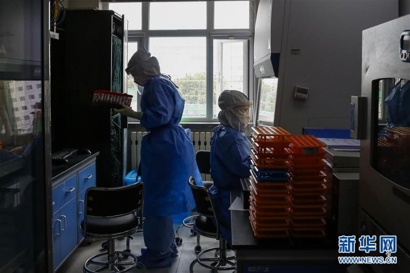 7月3日，中日友好医院检验科新冠核酸检测实验室的检验人员闫克芹（左）和张鑫在实验室内工作。新华社记者 张玉薇 摄