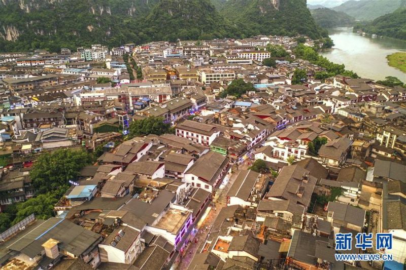 7月4日拍摄的位于漓江边的广西阳朔县西街（无人机照片）。这条历史悠久的步行街内有不少民宿酒店，旅游旺季时经常一房难求。