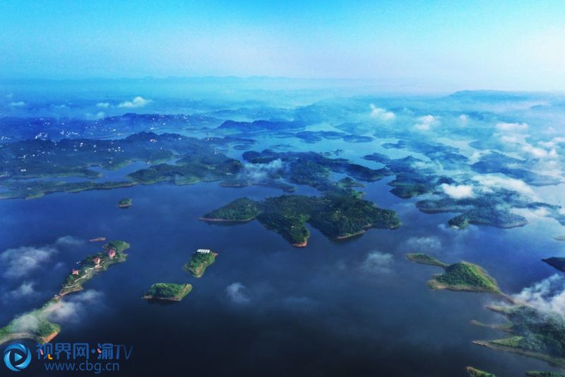重庆市长寿区长寿湖上空云海翻腾，霞光普照，随着云雾慢慢散去，寿岛时隐时现，美如仙境。袁志龙 摄