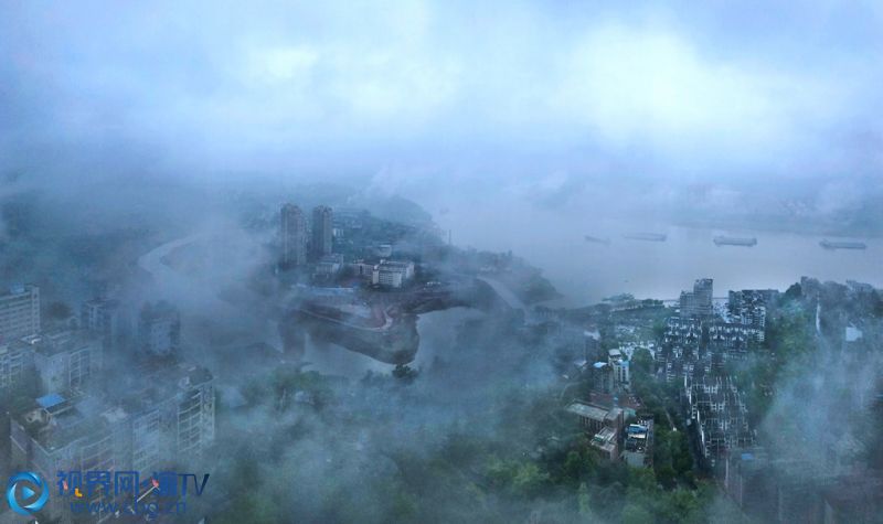 4月21日，重庆市长寿区辖区内的长江、街道、楼房，在雨雾中时隐时现，宛若一幅美丽的油画。摄影：袁志龙