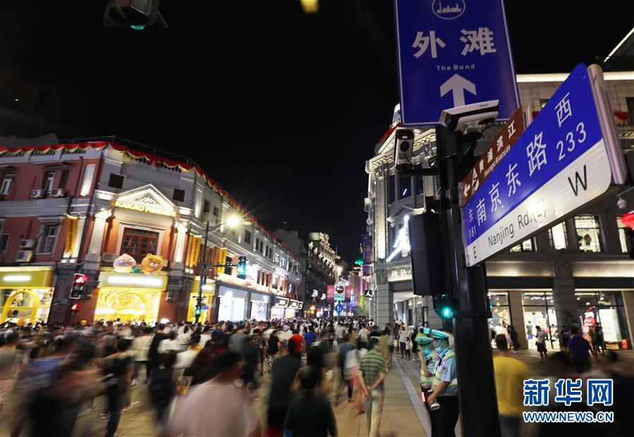 （社会）（8）上海南京路步行街东拓段亮灯“开街”