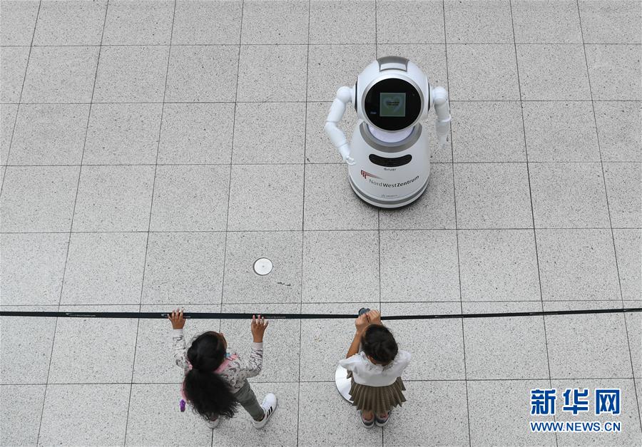 （国际疫情）（1）商场内的防疫知识“讲解员”