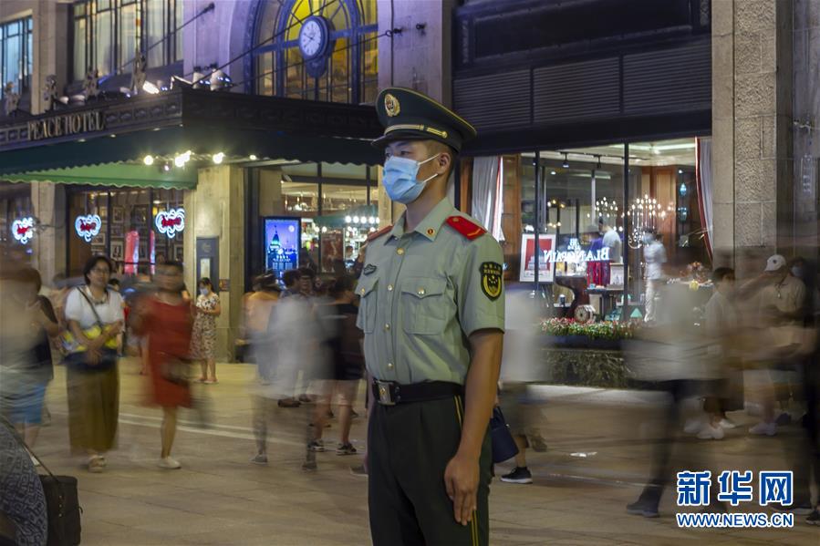 （社会）（6）上海南京路步行街东拓段亮灯“开街”