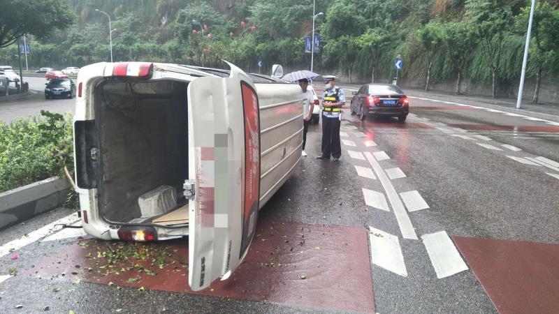 12日,沙坪壩區石新路就發生了一起麵包車越過隔離綠化帶側翻的交通