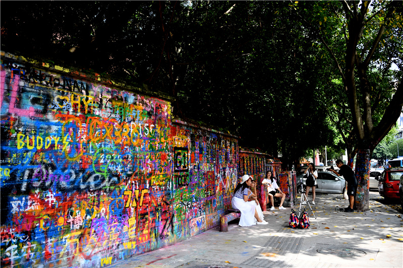 游客打卡涂鸦街周邦静 摄