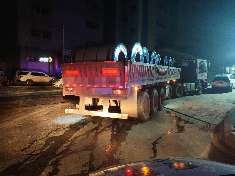 9月18日晚上8点多,重庆江北警方在海尔路,发现这辆"龟速"行驶的大货车