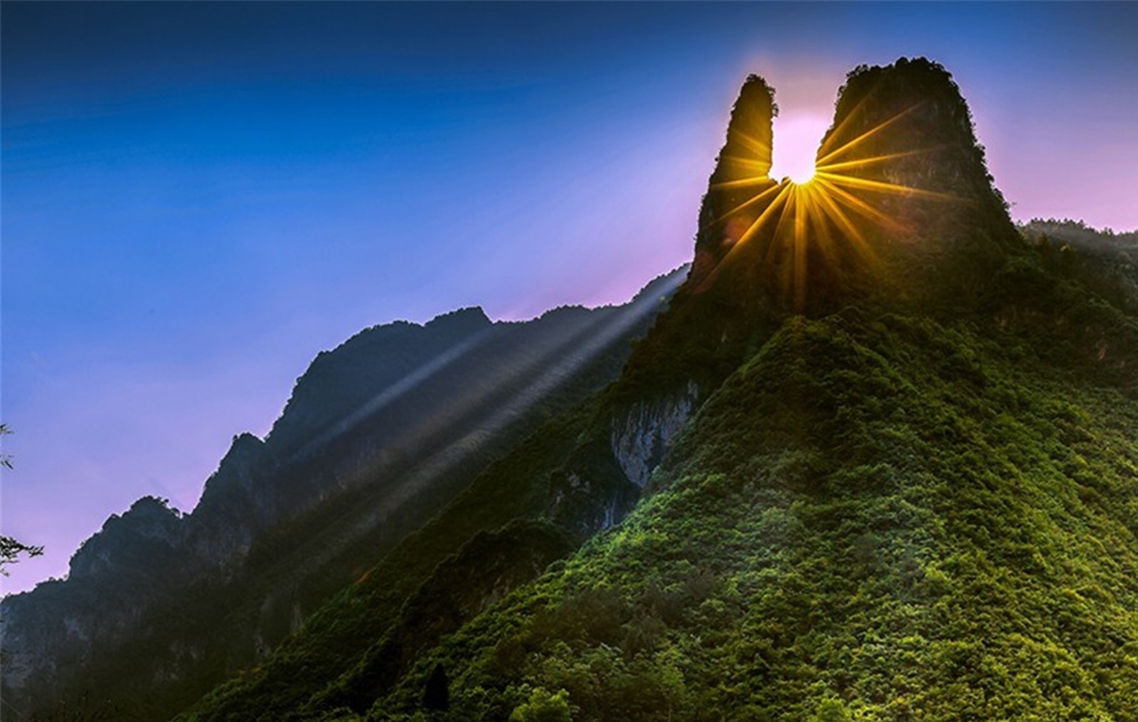 重庆城口:群山环抱 峰峦奇秀