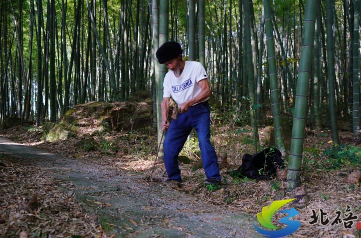 罗青孝正在修补便道。 记者 邓公平 摄.jpg