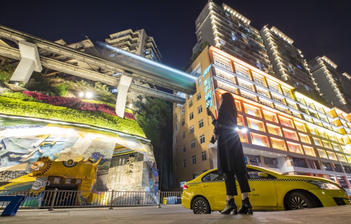 亮了靓了轨道李子坝站夜间颜值再升级